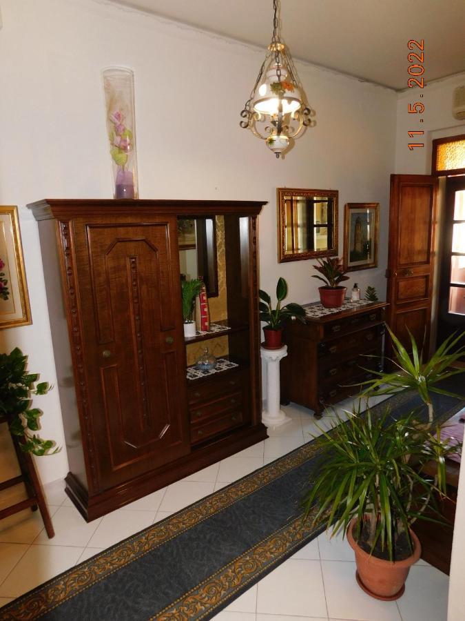 B&B Divino Cabras Exterior photo